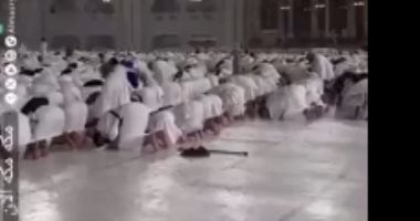 تساقط الأمطار على المصلين فى الحرم المكى.. والأرصاد السعودية تحذر من السيول