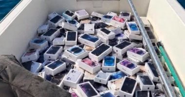 هواتف آيفون وعطور فاخرة تسبح فى مياه هرمز 