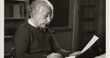 ماذا يقرأ المشاهير.. أعمال أدبية شكلت عقل أينشتاين