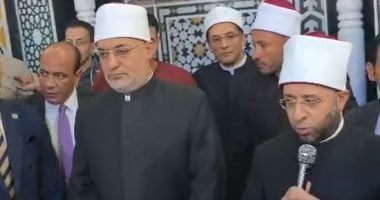 بعد صلاة الجمعة.. المئات يلتفون حول وزير الأوقاف والمفتي ويدعون لمصر.. فيديو