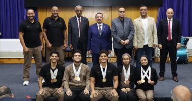 رئيس جامعة الإسكندرية يكرّم الطلاب الفائزين في البطولات الجامعية