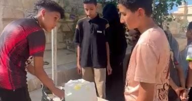 أصدقاء طالب بورسعيد يوزعون "رز بلبن" في المقابر .. صور
