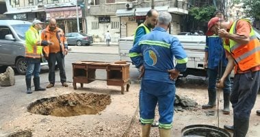 إصلاح هبوط أرضي بسبب تسريب الصرف الصحى شرق الإسكندرية.. صور