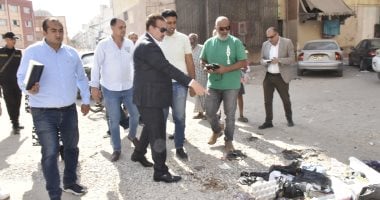 محافظ بورسعيد يبدى استياءه من مستوى النظافة بمساكن الحرية بحى المناخ