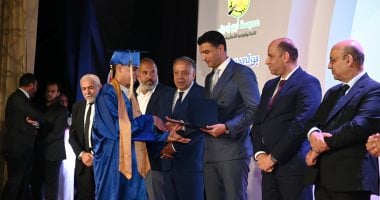 وزير الصناعة يسلم شهادات التخرج وعقود العمل لأول دفعة من مدرسة أبو زعبل