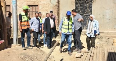 رئيس مياه الأقصر يتفقد أعمال الصرف الصحي المتكامل بكلستر الدبابية.. صور