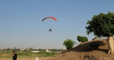 سحر مظلات الباراموتور تبهج الأجانب المغامرين من حول العالم بالأقصر.. فيديو وصور