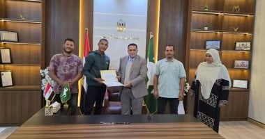 رئيس مدينة كفر صقر يكرم مواطنين لشجاعتهما في التصدي لحريق بحي السلام