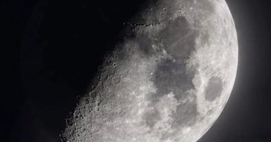 القمر يصل إلى طور التربيع الأول اليوم ونص قرصه يظهر لنا مضاءً فى مشهد بديع