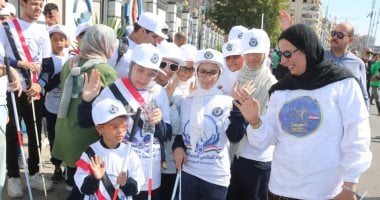 مسيرة العصا البيضاء تجوب شارع الجلاء فى السويس دعمًا للمكفوفين