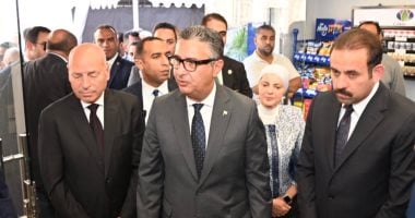 الدكتور شريف فاروق وزير التموين خلال افتتاح أحد منافذ مشروع كارى أون 