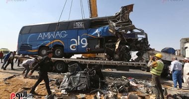 رفع حطام حادث التصادم بين أتوبيس وسيارة نقل على طريق أسيوط الغربى.. صور