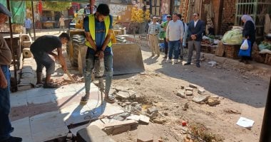 حى العجوزة يزيل تعديات المحلات بشارع السوق فى ميت عقبة لتوسعة الطريق.. صور