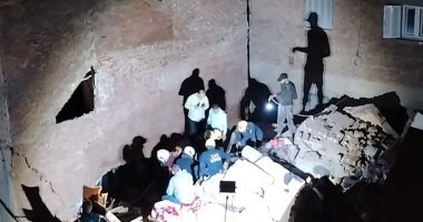 انتشال 3 مصابين من أسفل عقار أبو سليمان المنهار بالإسكندرية.. فيديو