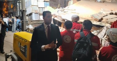 انتشال جثمان سيدة من أسفل أنقاض عقار أبو سليمان المنهار في الإسكندرية.. صور