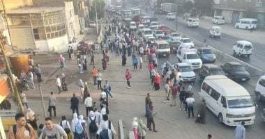 وقوف أهالي طوخ على الطريق الزراعي في انتظار السيارات