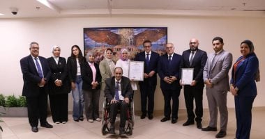 وزير الصحة يتسلم شهادتى «الأيزو» لنظام إدارة الشكاوى ورضاء المنتفعين بالرعايات الحرجة والطوارئ