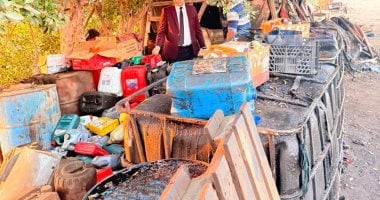 جهاز حماية المستهلك يضبط مخزنًا لتجميع وتعبئة زيوت سيارات مجهولة المصدر