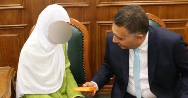 محافظ القليوبية يسلم جهازَي تسجيل صوتي لشقيقين فاقدي البصر استجابة لطلب والدتهما