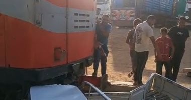 قطار يصدم سيارة نقل وإصابة طفل ووالده بأسوان.. فيديو