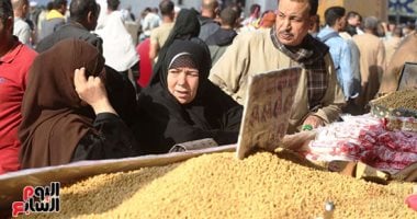 إقبال على شراء الحمص والحلاوة بمحيط مسجد السيد البدوي فى طنطا