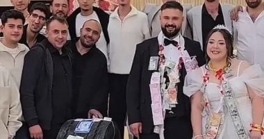 عريس تركى يتلقى هدية إطار سيارة مزينة بالنقود فى حفل زفافه.. فيديو