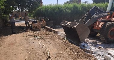 مدينة الأقصر تنفذ 3 قرارات إزالة بحى جنوب واستمرار تركيب وترميم بلاط الإنترلوك