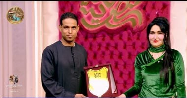 هبة عبد الفتاح تهدى درع المبدعين لفنان تشكيلى فى جوهرة مصرية