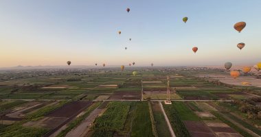 سماء الأقصر تشهد تحليق 50 رحلة بالون طائر على متنها 1200 سائح.. صور
