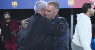 برشلونة ضد ريال مدريد.. عناق مورينيو وفليك يخطف الأنظار قبل بدء اللقاء