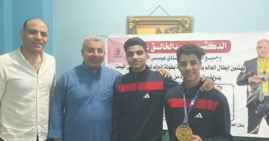 البطل مع مدربه واصدقائه