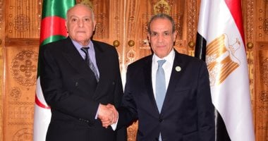 وزير الخارجية يبحث مع نظيره الجزائرى التعاون والتنسيق إزاء القضايا الإقليمية