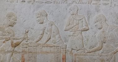 شاهد مراحل صناعة النبيذ على جدران مقابر القدماء المصريين بالمنيا.. صور