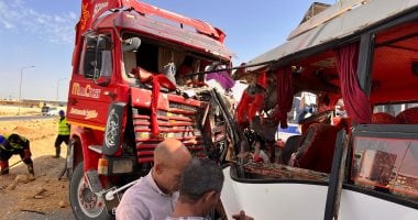 مصرع شخصين وإصابة 42 آخرين في تصادم سيارة نقل بأتوبيس ببني سويف.. صور