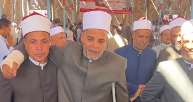 مستندًا على عكاز بعد حادث.. شيخ بالأزهر يشارك في صلح القودة بقنا "فيديو"