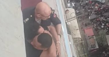 لحظة إنقاذ رجال الحماية المدنية لشاب حاول القفز من عقار بالجيزة.. صور