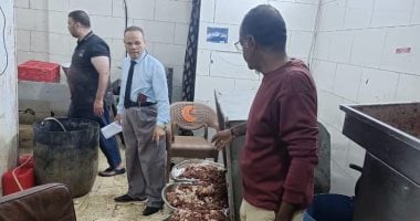 هياكل فراخ وتوابل لإخفاء الرائحة.. ضبط مفرمة لحوم تضلل المواطنين بالوراق