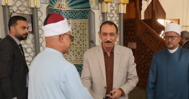 محافظ سوهاج يلتقي المواطنين ويستمع إلى مطالبهم عقب صلاة الجمعة