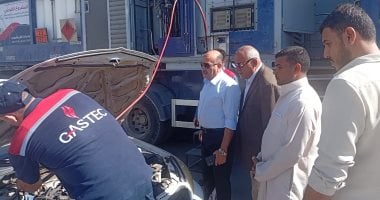 السكرتير العام لجنوب سيناء يتفقد خدمة تحويل السيارات للعمل بالغاز الطبيعى