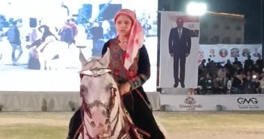 الطفلة أشرقت تخطف الأنظار بمهارتها فى ركوب الخيل بمهرجان الشرقية.. صور