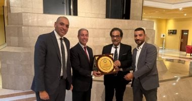 اتحاد الناشرين المصريين يهدى درع الاتحاد لإدارة صالون الجزائر الدولى للكتاب