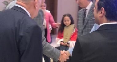 ميار عثمان الأولى فى مسابقة تحدى القراءة فى الوطن العربى تصل القاهرة