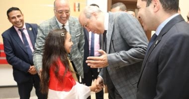 وزير الطيران يستقبل بطلة «تحدي القراءة العربي» بمطار القاهرة الدولي
