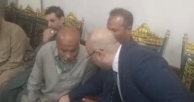 محافظ الفيوم يقدم العزاء في ضحايا حادث الطريق الأوسطي