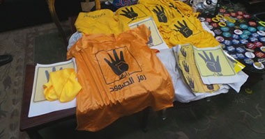 بالصور ..ضبط شماريخ وشارات "رابعة" داخل مطبعة وسيارة بالمحلة