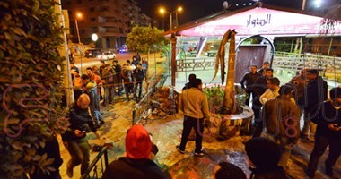 بالفيديو والصور..الإرهاب يواصل عملياته لإثارة الرعب بين المصريين.. انفجار عبوة محلية الصنع أمام مقهى بالعمرانية دون إصابات.. والأهالى يتجمعون حول قوات الأمن أثناء معاينة مكان الحادث