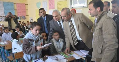 محافظ كفر الشيخ يطمئن على سير العملية التعليمية فى عدد من المدارس 