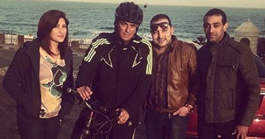 محافظ الإسكندرية يواصل ممارسة ركوب الدراجات ومواطنون يلتقطون الصور معه