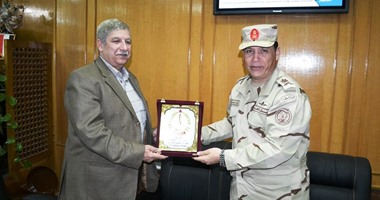 محافظ الإسماعيلية يناقش تنفيذ المشروعات الخدمية مع قائد الجيش الثانى