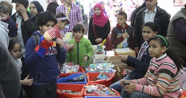 من شراء الكتب للتسوق والألعاب..معرض الكتاب يسجل يوميات أسرة مصرية